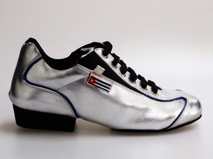 Sneaker argentata Wish Dance Shop con profilo blu, dettagli a banda cubana e design moderno, vista frontale.