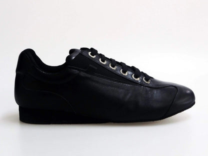 Scarpa sneaker 113H in pelle nera Horus, stile sportivo e moderno, con dettagli in tessuto e suola in gomma.