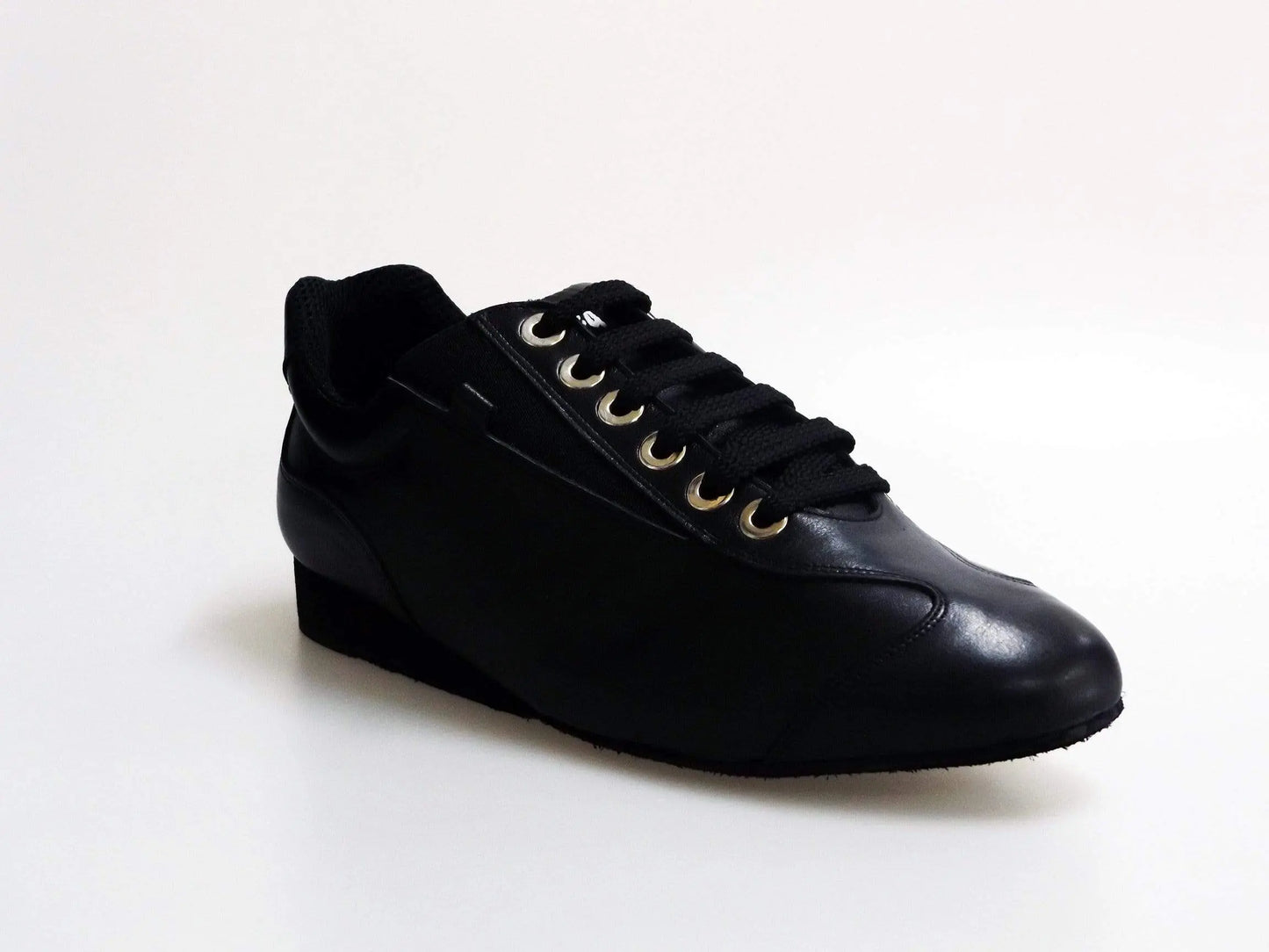 Sneaker 113H in pelle nera Horus, scarpa sportiva Wish Dance Shop con tomaia in pelle liscia e suola bianca.