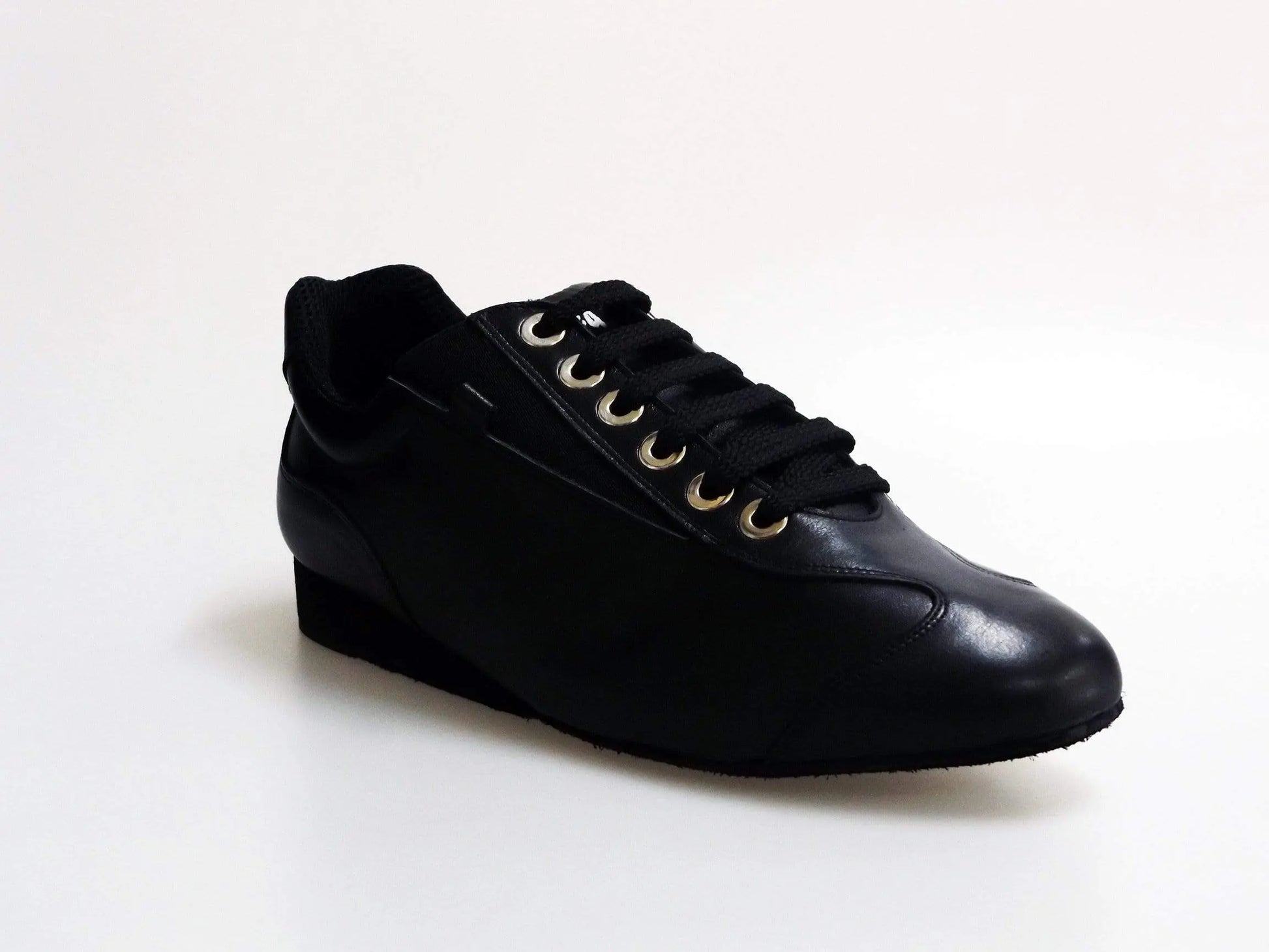 Sneaker 113H in pelle nera Horus, scarpa sportiva Wish Dance Shop con tomaia in pelle liscia e suola bianca.