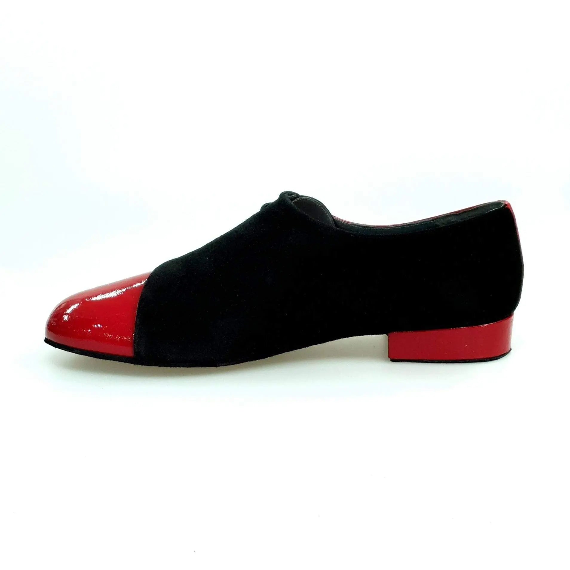 Scarpa da uomo Stardust in camoscio nero e vernice rossa, con design elegante e dettagli raffinati.
