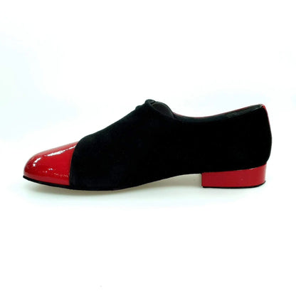 Scarpa da uomo Stardust in camoscio nero e vernice rossa, con design elegante e dettagli raffinati.