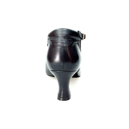 Scarpa da donna Wishdance Cuccarini in vera pelle nera, semichiusa, con dettagli eleganti e suola resistente.