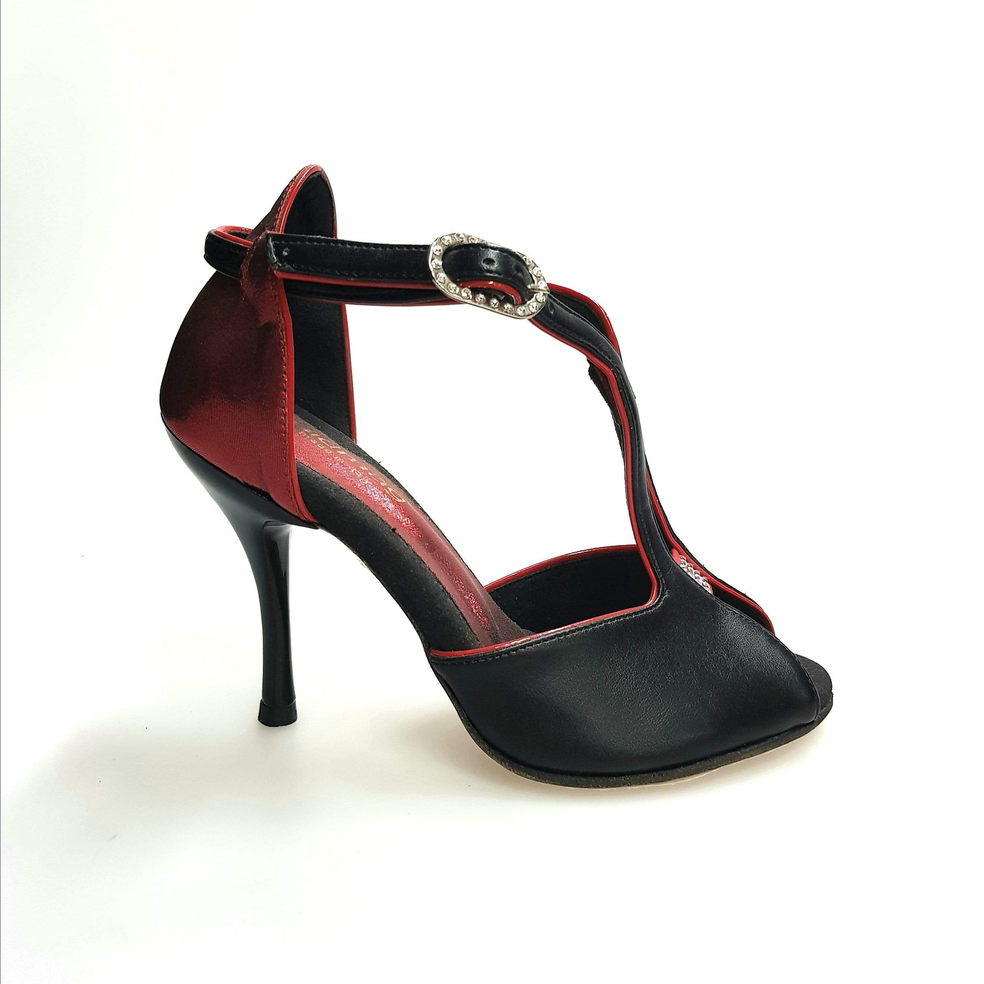 Scarpa da donna Wishdance in pelle nera con tallone in lurex rosso, design elegante e dettagli raffinati.