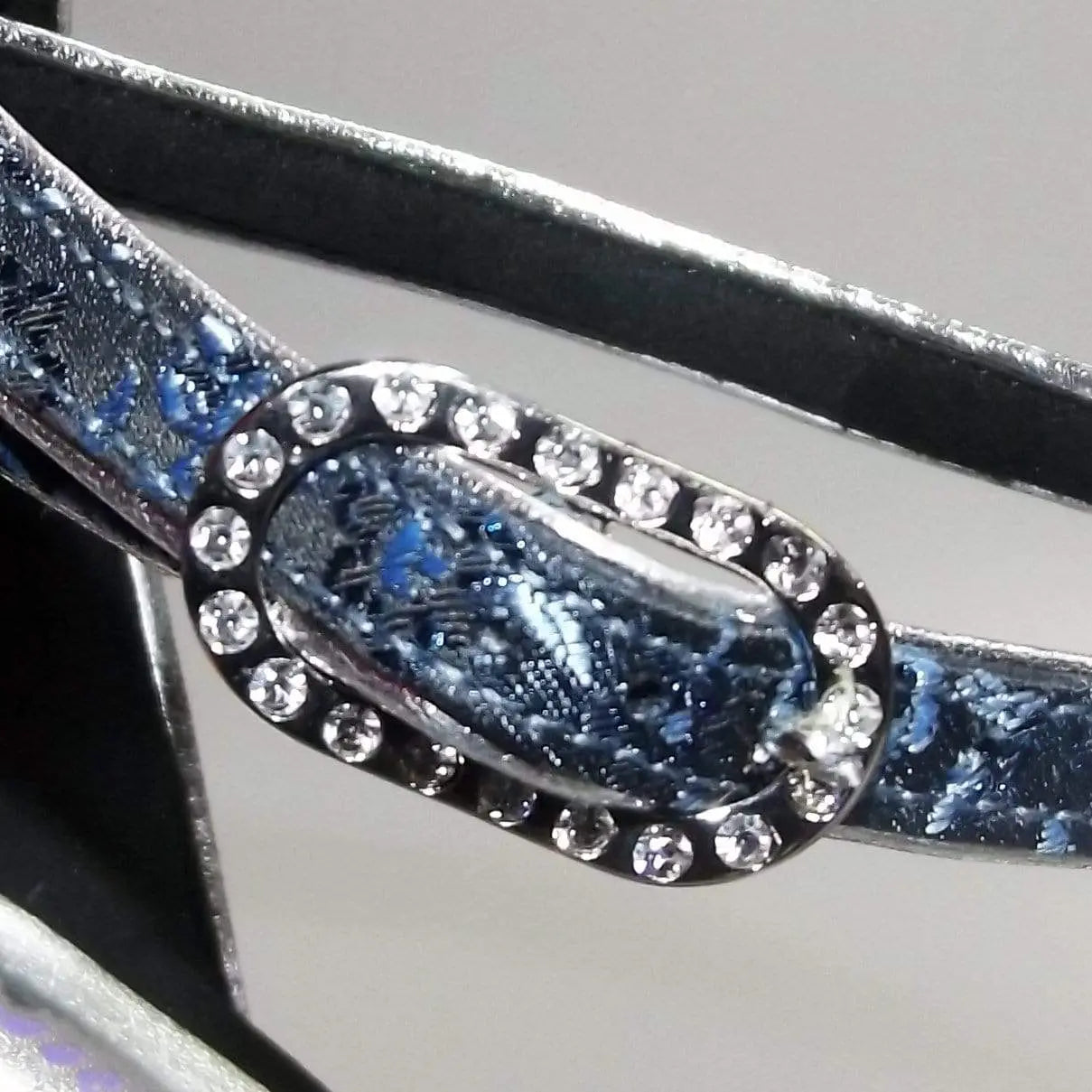 Scarpa da donna Wishdance Fascino (401) in tessuto blu fiorato, tacco a spillo laminato argento, stile elegante e sofisticato.