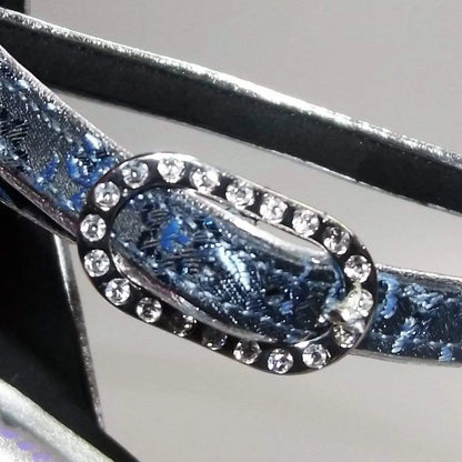 Scarpa da donna Wishdance Fascino (401) in tessuto blu fiorato, tacco a spillo laminato argento, stile elegante e sofisticato.