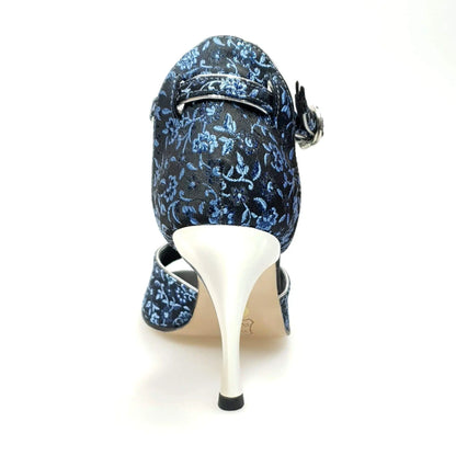 Scarpa da donna Wishdance Fascino (401) in tessuto veneziano blu con tacco a spillo e dettagli laminati argentati.