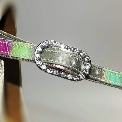 Scarpa da donna Wishdance Fascino (401) in tessuto Picasso verde con tallone in lurex oro e tacco a spillo laminato oro.