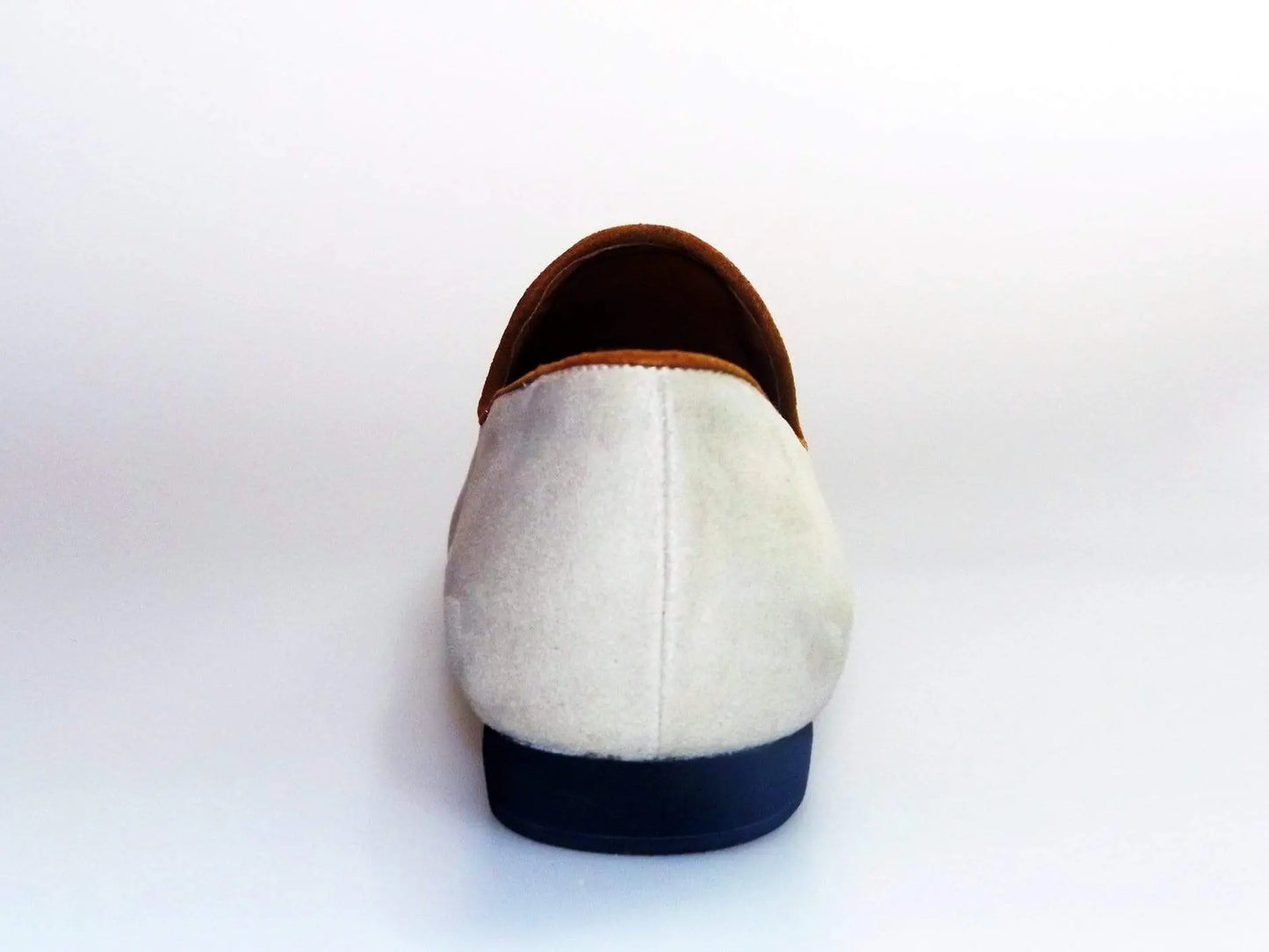 Scarpa mocassino da uomo Wishdance in camoscio beige, elegante e comoda, con suola in gomma per un look casual sofisticato.