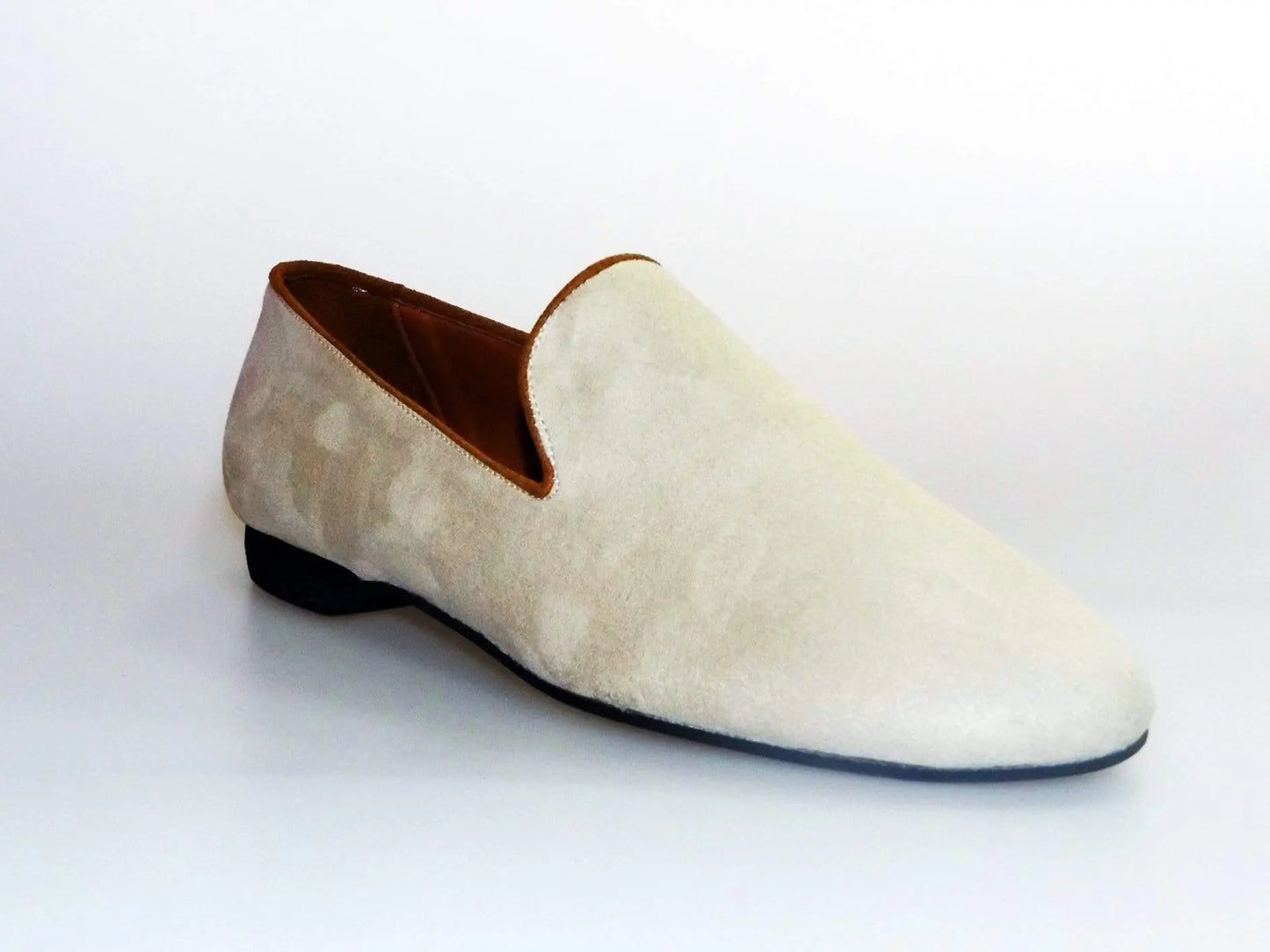 Mocassino da uomo Wishdance in camoscio beige, scarpa elegante in pelle morbida con suola antiscivolo.