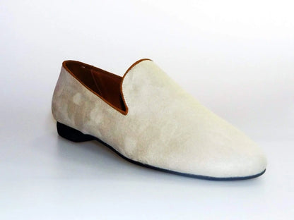Mocassino da uomo Wishdance in camoscio beige, scarpa elegante in pelle morbida con suola antiscivolo.