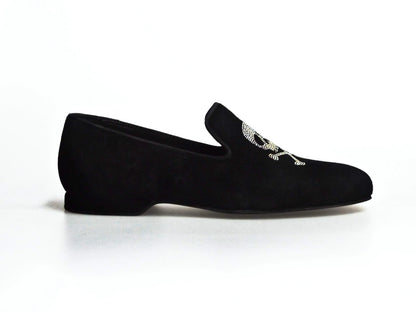 Scarpa mocassino Wishdance El Teschio in camoscio nero con borchiette oro e dettagli a disegno teschio, casual elegante da uomo