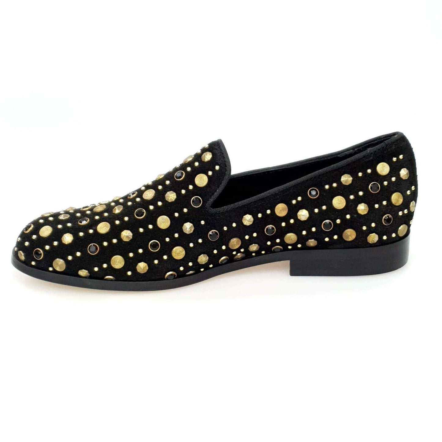 Mocassino Jack Sparrow Wishdance in camoscio nero con borchie dorate e Swarovski neri, fondo in cuoio premium, stile da uomo elegante.