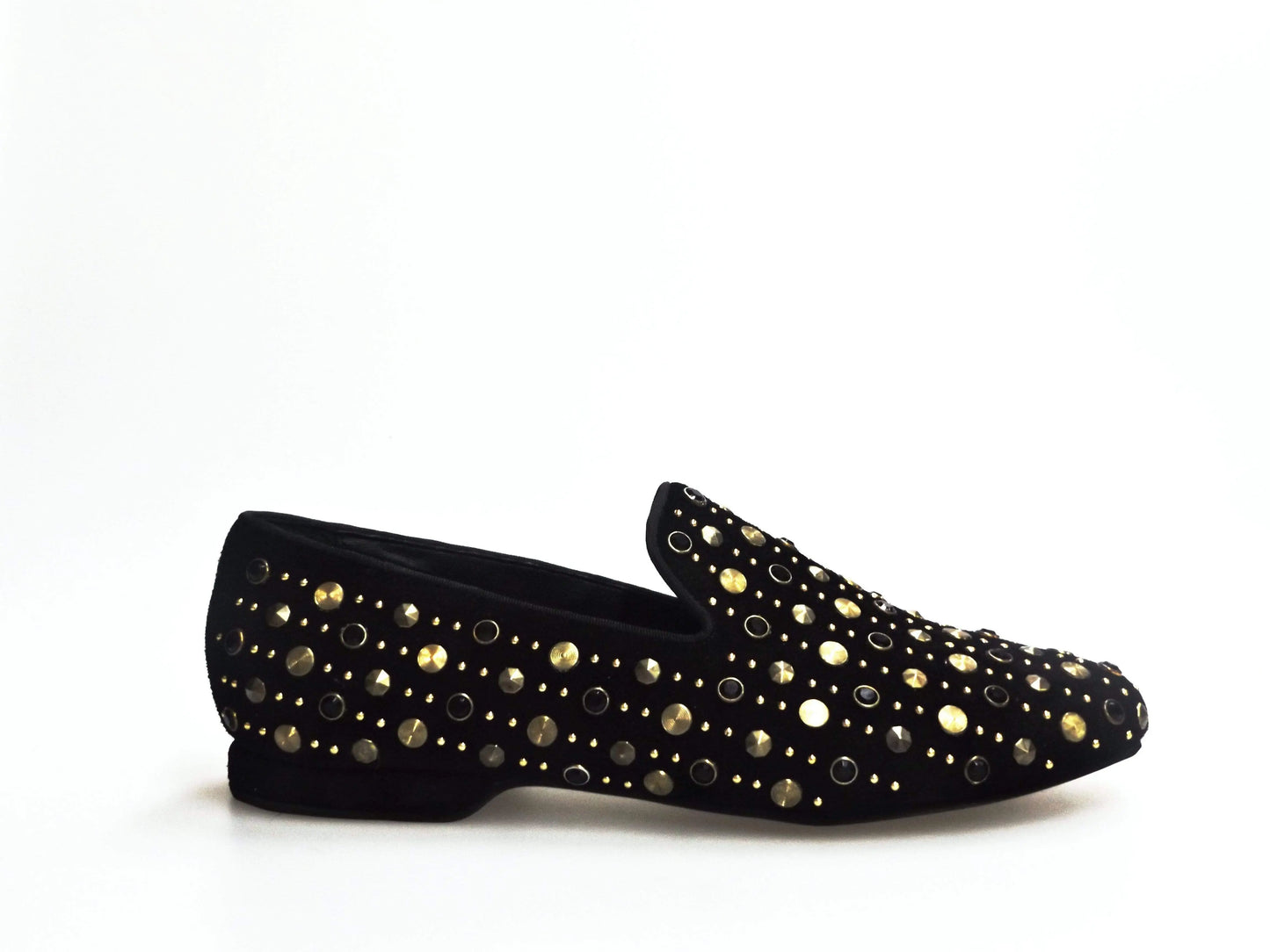 Scarpa mocassino uomo in camoscio nero con borchie grandi e Swarovski dorati, marca Wishdance, dettaglio elegante e alla moda