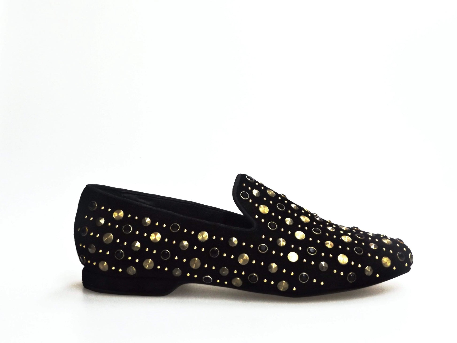 Scarpa mocassino uomo in camoscio nero con borchie grandi e Swarovski dorati, marca Wishdance, dettaglio elegante e alla moda