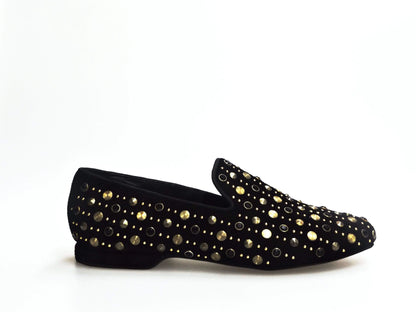 Scarpa mocassino uomo in camoscio nero con borchie grandi e Swarovski dorati, marca Wishdance, dettaglio elegante e alla moda