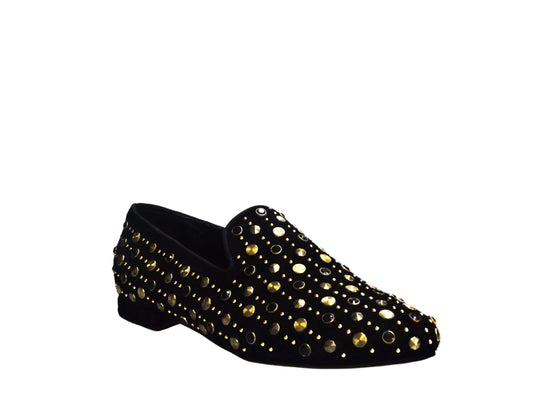 Scarpa mocassino uomo in camoscio nero Wishdance con borchie dorate e Swarovski, dettagli eleganti e stile sofisticato.