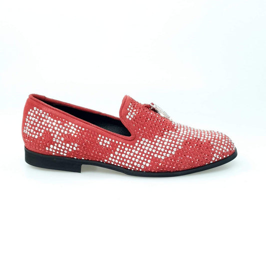 Mocassino da uomo Wishdance Lion Red Silver in camoscio rosso con miniborchie laminate rosse e argento, dettaglio zanne.