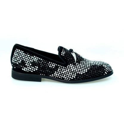 Scarpa mocassino Wishdance Lion Black Silver in camoscio nero con miniborchie nere e argento e dettagli con zanne argentate.
