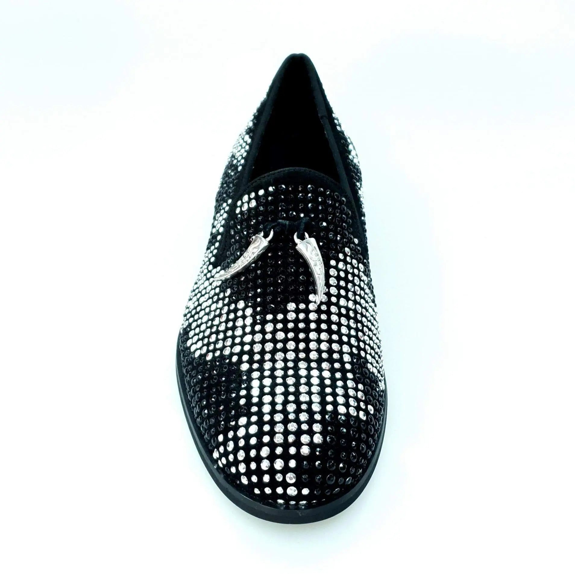 Mocassino uomo Wishdance Lion Black Silver in camoscio nero con miniborchie nere e argento, dettagli di zanne argento.