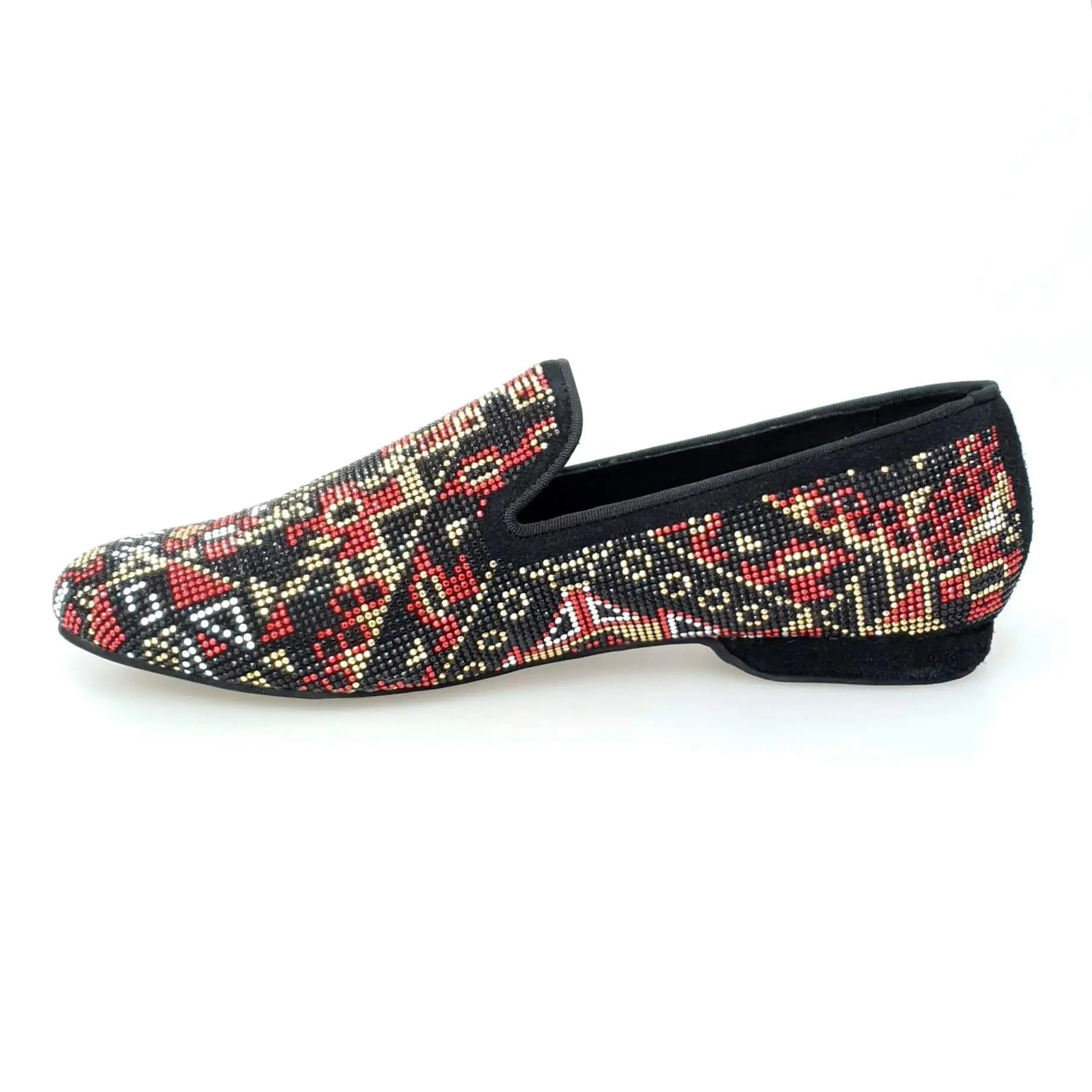 Mocassino da uomo Wishdance Samakaka Gold in camoscio nero con Swarovski neri, borchiette rosse, bianche e oro, stile elegante.
