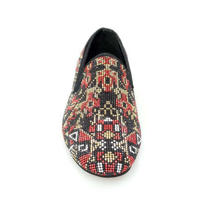 Mocassino Wishdance Samakaka Gold in camoscio nero con Swarovski neri, borchiette rosse, bianche e oro, stile elegante.