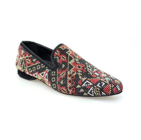 Scarpa mocassino Wishdance Samakaka Gold in camoscio nero con Swarovski neri, borchiette rosse, bianche e oro, stile elegante.