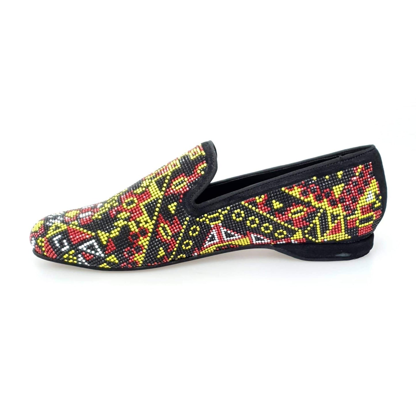 Mocassino Wishdance Samakaka Yellow in camoscio nero con Swarovski neri e borchiette bianche, rosse e gialle, stile elegante.