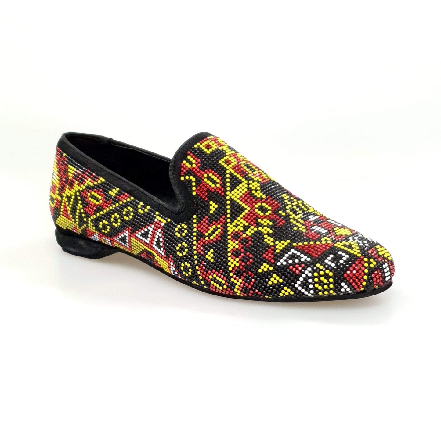 Mocassino Wishdance Samakaka Yellow in camoscio nero con Swarovski neri e borchiette bianche, rosse e gialle, stile elegante.
