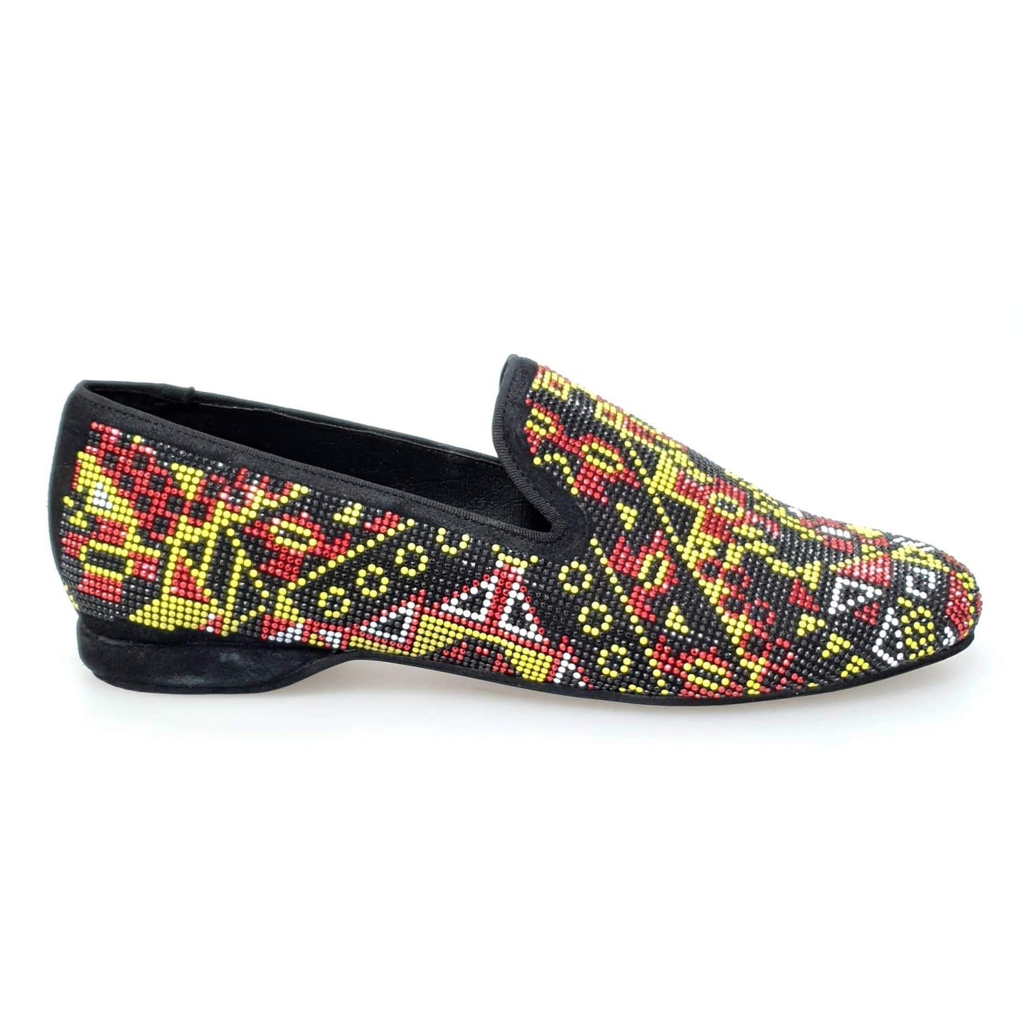 Scarpa mocassino Wishdance Samakaka Yellow in camoscio nero con Swarovski neri e borchiette bianche, rosse e gialle.