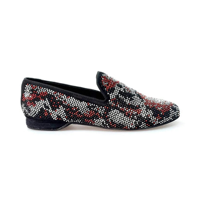 Scarpa mocassino Wishdance Viper Red in camoscio nero con dettagli Swarovski rossi e bianchi e suola in gomma.