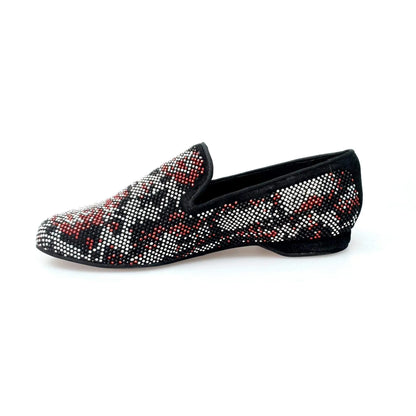 Mocassino Wishdance Viper Red in camoscio nero con dettagli Swarovski rossi e bianchi, suola in gomma.