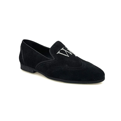Mocassino uomo in camoscio nero Wishdance con dettagli Swarovski Boreali, scarpa elegante e sofisticata in primo piano.