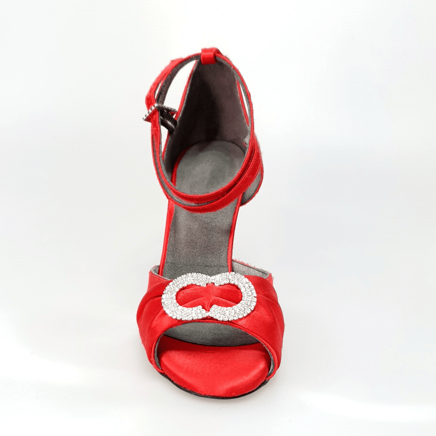 Sandalo rosso Wishdance in raso con inserto strassato e tacco a rocchetto smaltato, scarpa elegante da donna.