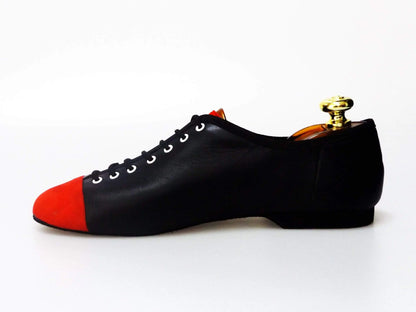 Scarpa Jazz Wishdance Savana unisex in pelle nera con fantasia zebrata e punta personalizzata, stile elegante e originale.