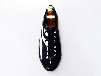Scarpa Jazz unisex Wishdance Savana in pelle nera con fantasia zebrata e punta in vernice nera, stile elegante e unico.