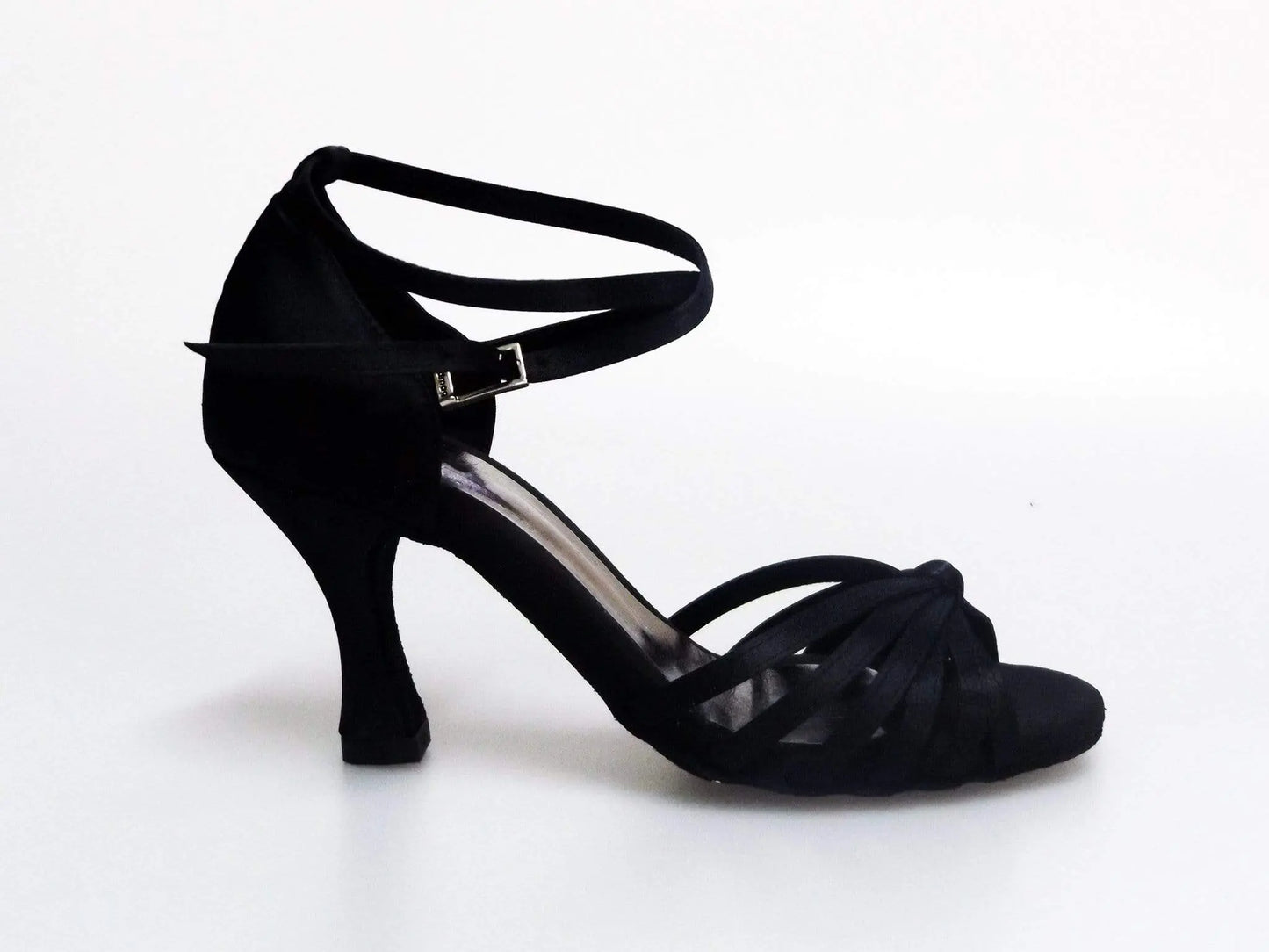 Scarpa da ballo Wishdance Pepa in raso nero con fascette in camoscio e tacco a rocchetto, donna, stile elegante e comodo.