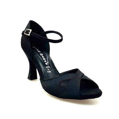 Scarpa da ballo Ely QA Wish Dance Shop in raso nero con cinturino singolo e tacco basso a rocchetto, ideale per balli da donna.