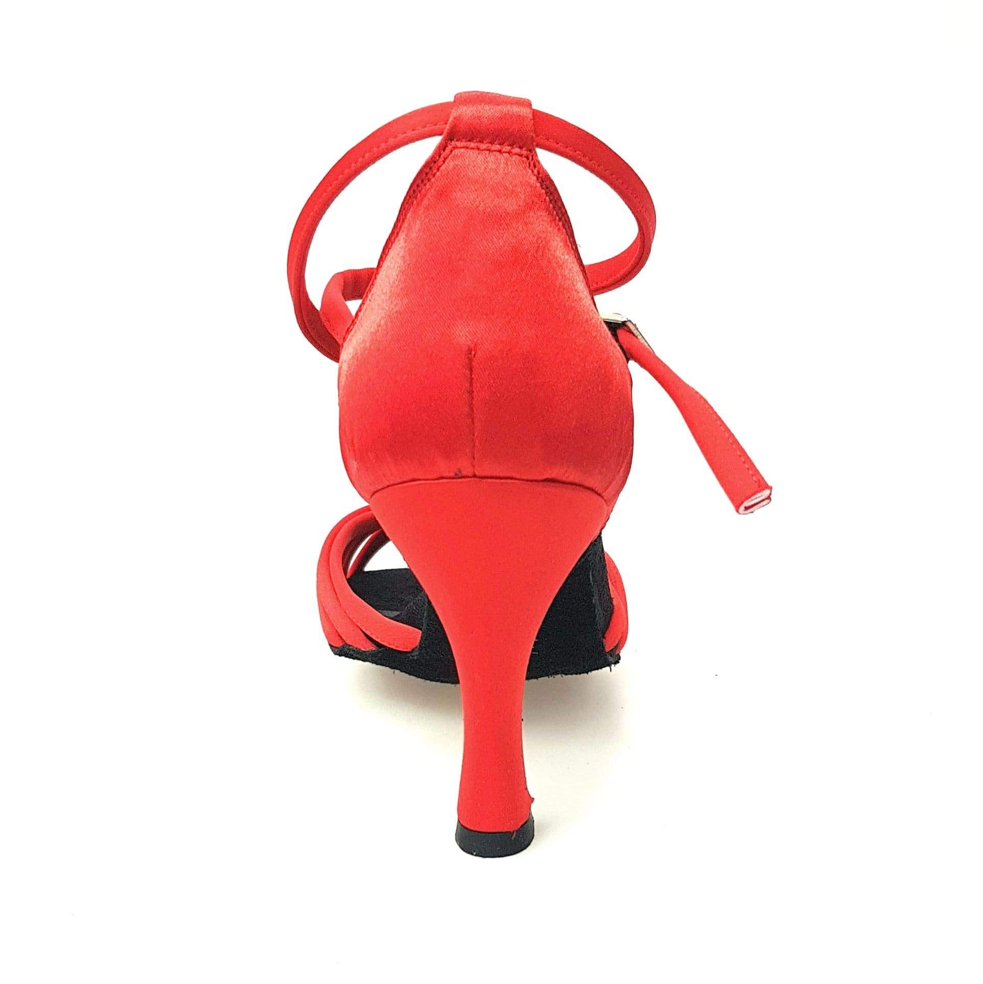 Scarpa da ballo Wishdance Patty QB in raso rosso con fascette, cinturino doppio sulla caviglia e tacco a rocchetto.
