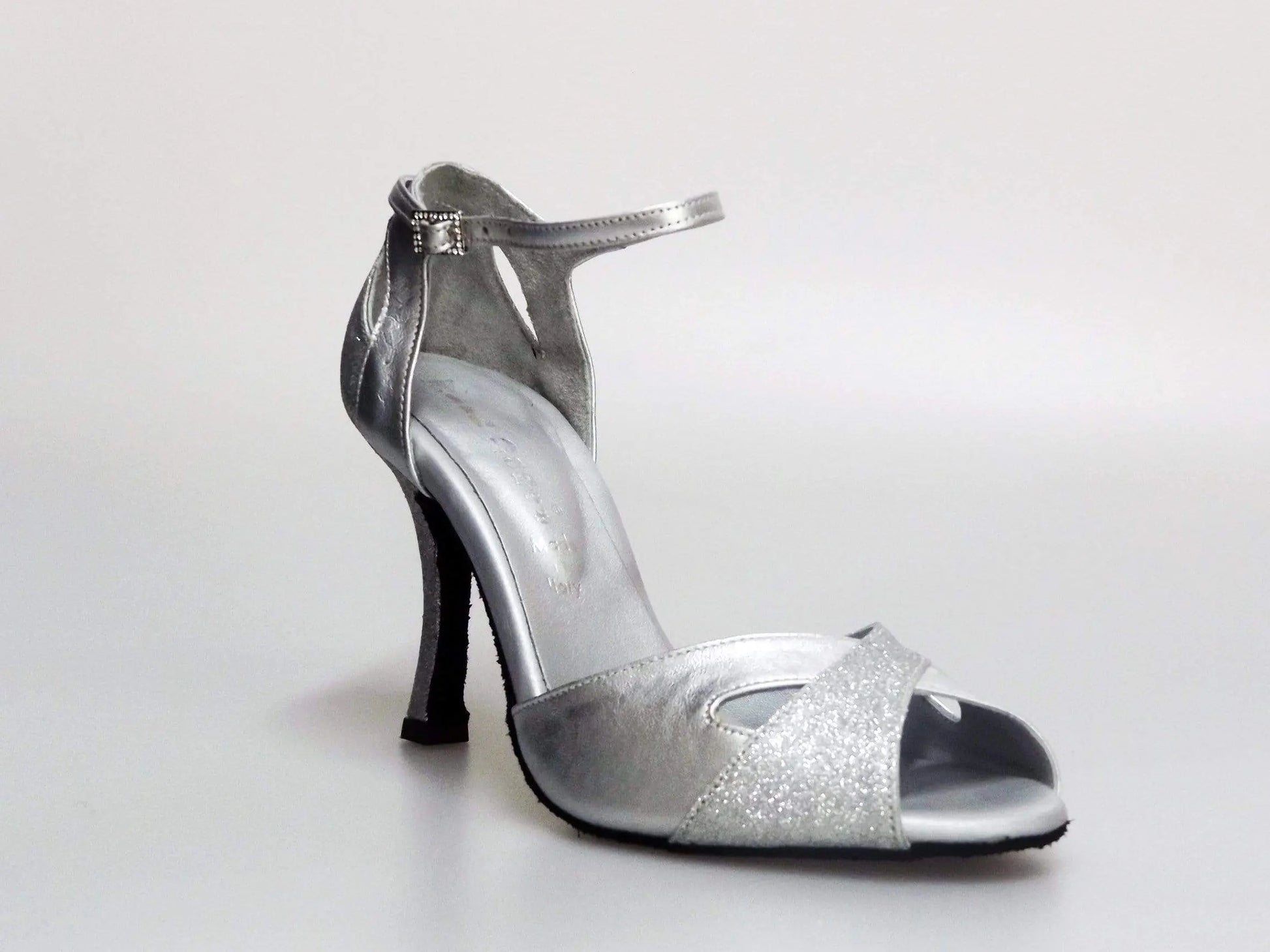 Scarpa da donna Wishdance Ely QA in pelle argento e glitter, cinturino alla caviglia e tacco rocchettino.