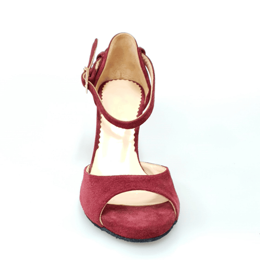 Scarpa in camoscio rosso Bordeaux con tacco a spillo, suola sottile e dettagli eleganti, marca Outlet.