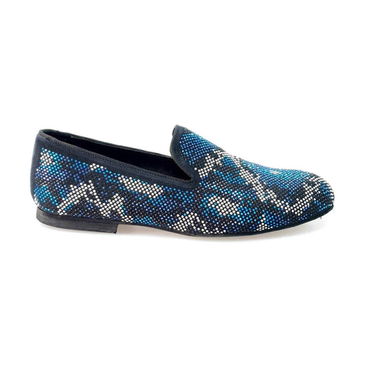 Scarpa mocassino Wishdance Viper Blue in camoscio blu con dettagli Swarovski blu, bianco e nero, fondo micro antiscivolo.