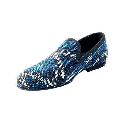 Scarpa mocassino Wishdance Viper Blue in camoscio blu con dettagli Swarovski blu, bianco e nero, su fondo micro.