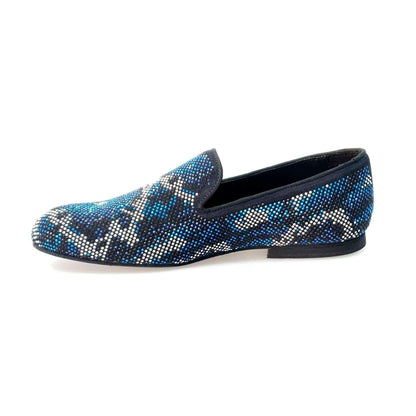 Mocassino da uomo Wishdance Viper Blue in camoscio blu con dettagli Swarovski blu, bianco e nero, su fondo micro.